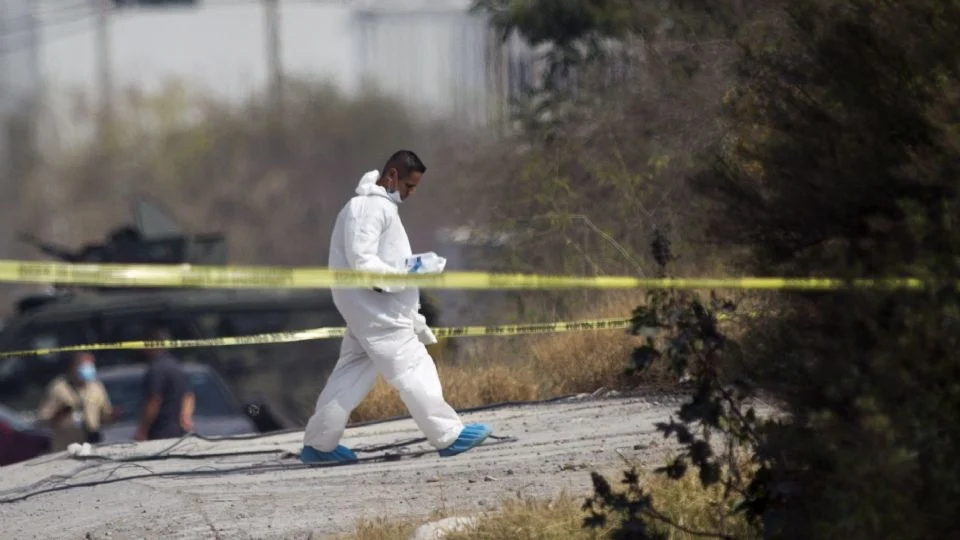 Hallan tres cuerpos encobijados en canal de aguas negras de Lerma, Edomex