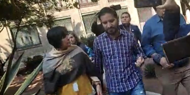 Exmilitar interrumpe en la mañanera y solicita apoyo tras de cesado #VIDEO