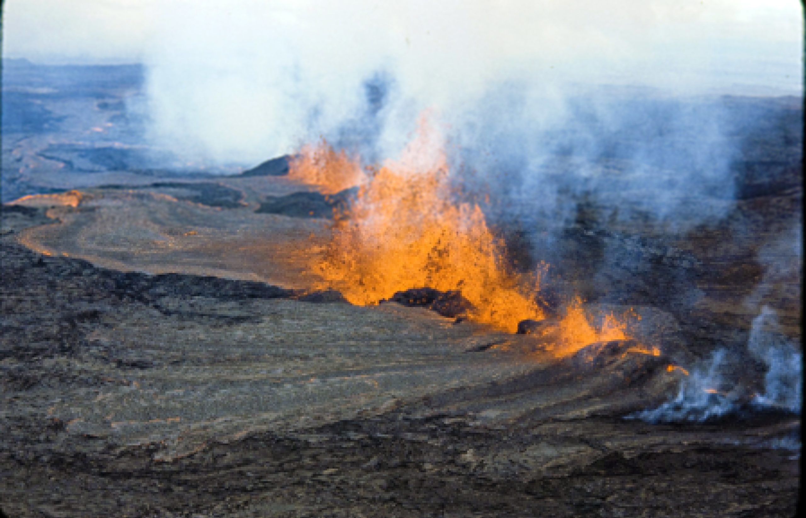 Entra en erupción el Mauna Loa, el volcán activo más grande del mundo ubicado en Hawái