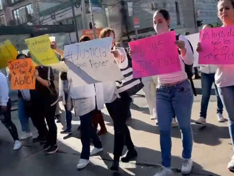 Por tercer día, padres exigen cierre de Colegio Williams tras muerte de Abner