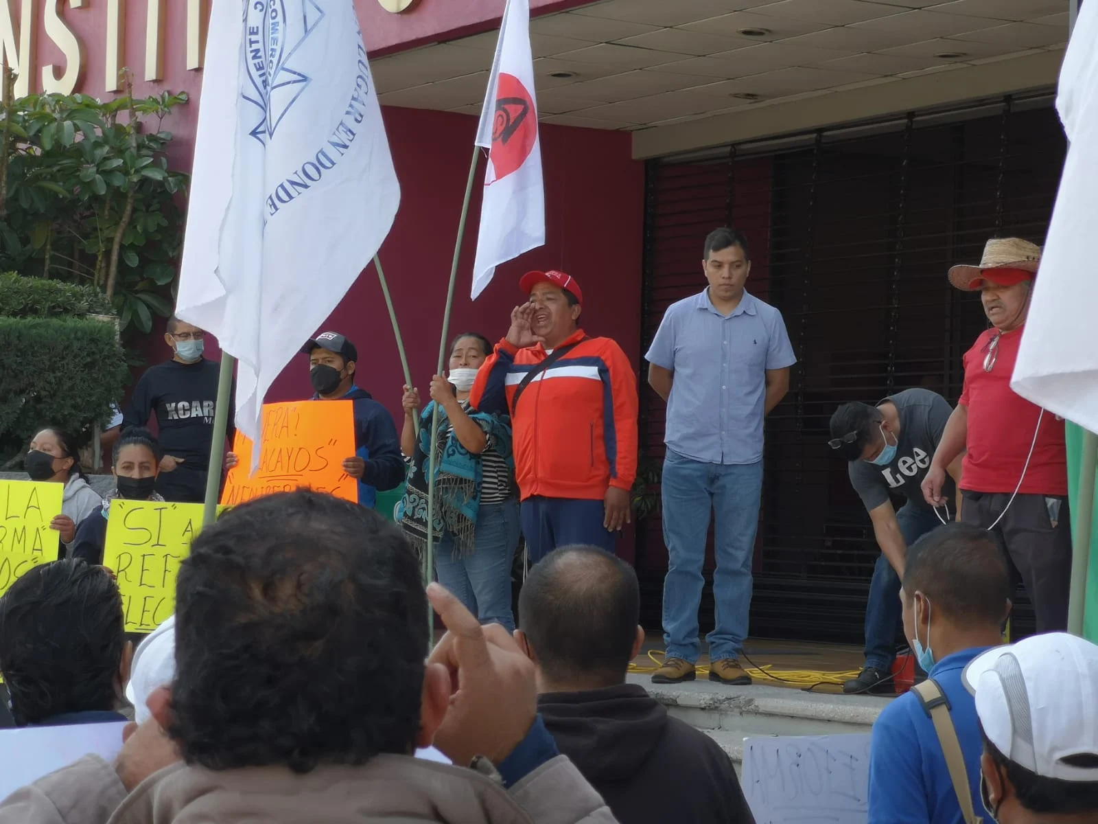 Manifestantes a favor de la reforma electoral irrumpen en las instalaciones del INE