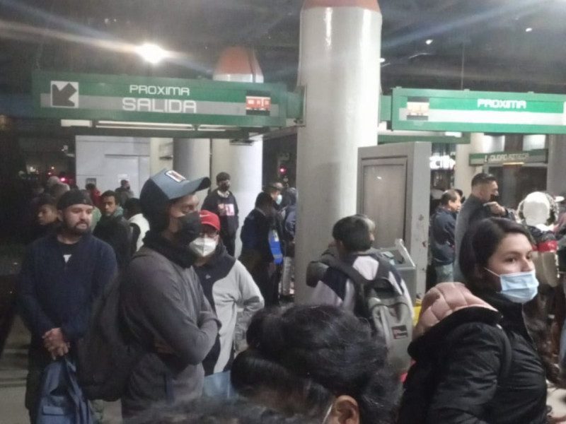 Rescatan a persona que cayó a vías en la Línea 8 del Metro CDMX