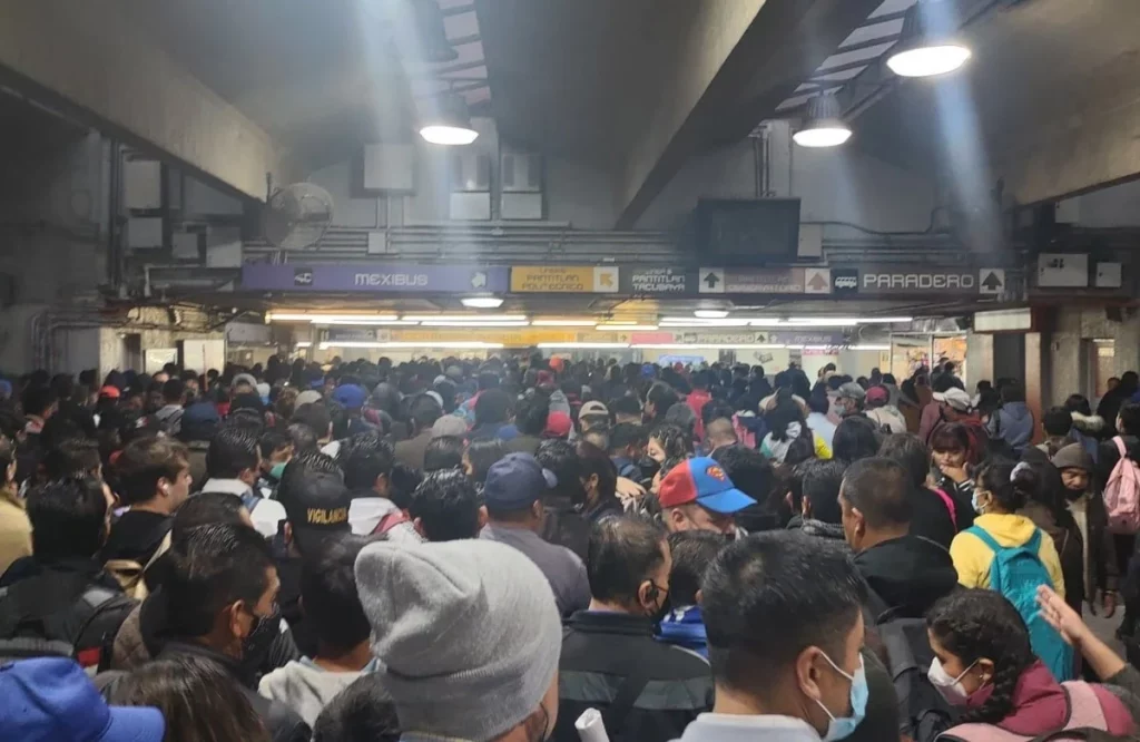 Usuarios reportan retrasos en Línea 9 del Metro por persona en la vías