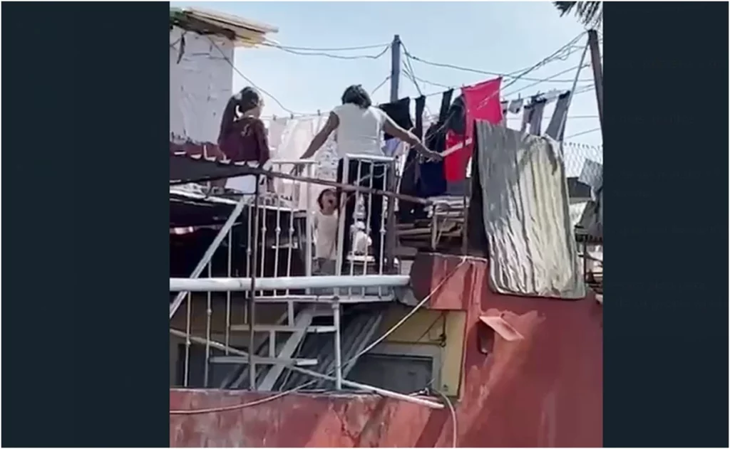 Mujer golpea a niña con un palo por perder dinero, en Uruapan #VIDEO