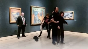 Detienen a activistas por tratar de pegarse a ‘El grito’ de Edvard Munch