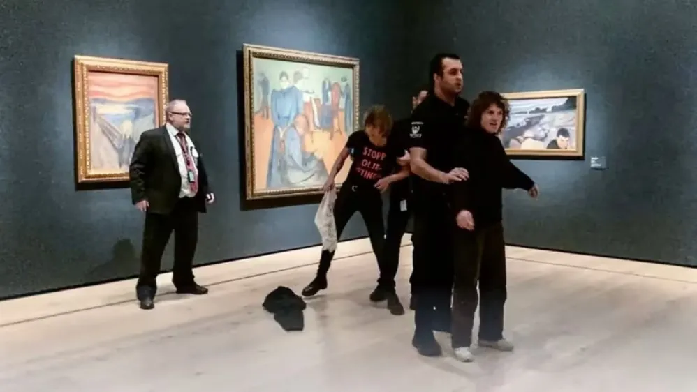 Detienen a activistas por tratar de pegarse a 'El grito' de Edvard Munch