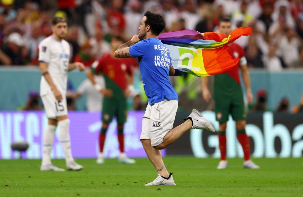 Espontáneo con bandera LGBT invade cancha en el Portugal vs Uruguay