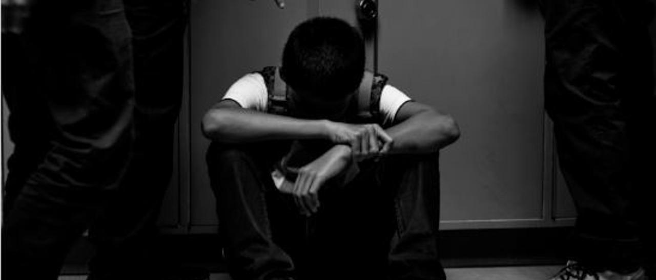 Alumno arrastra a estudiante por el piso y solo recibe suspensión, en Tabasco #VIDEO