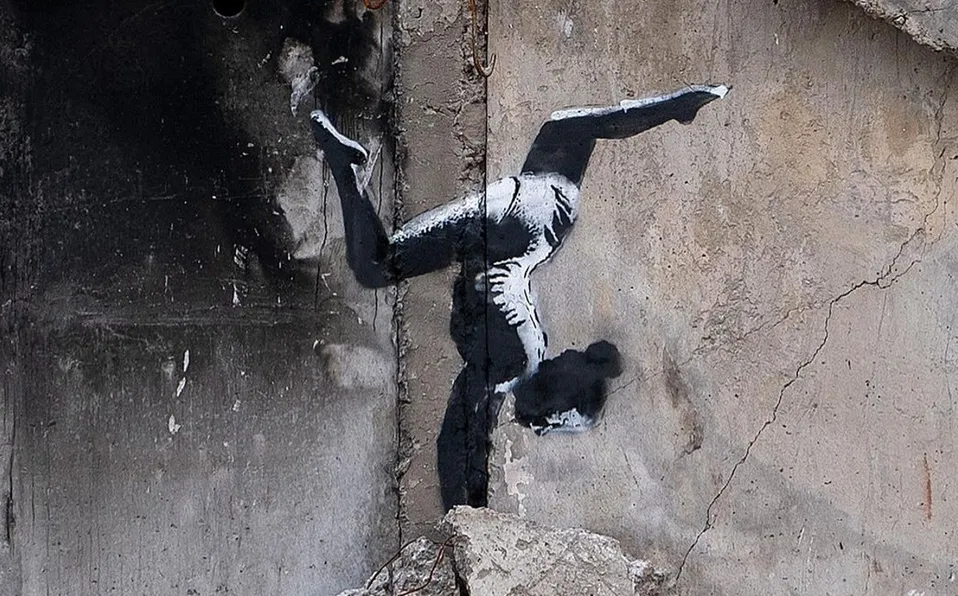 Aparece obra de Banksy en edificio en ruinas en Ucrania