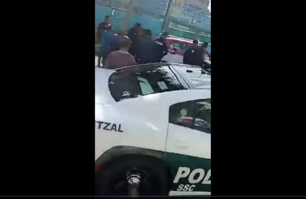 Taxista intenta atropellar a policías y huye, en Iztapalapa