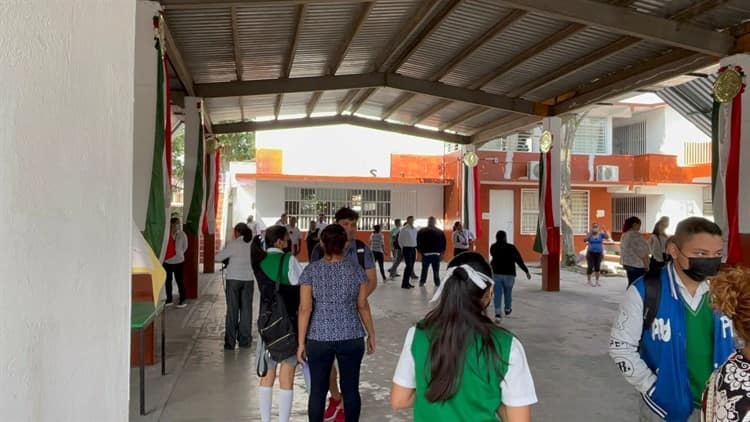 ¡Pasó de nuevo! Al menos 30 estudiantes se desmayan en secundaria de Veracruz