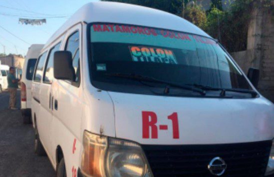 Mujer se arroja de combi en movimiento para evitar secuestro, en Puebla