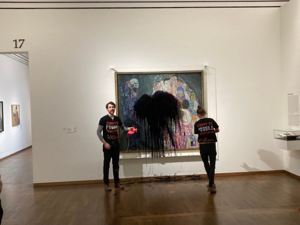 Activistas lanzan petróleo al cuadro “Muerte y Vida” de Gustav Klimt en Viena