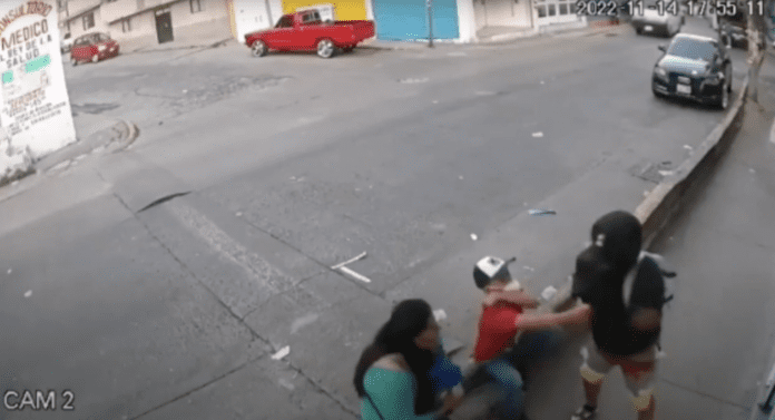 A punta de pistola, sujetos le arrebatan celular a niño en calles de Naucalpan #VIDEO