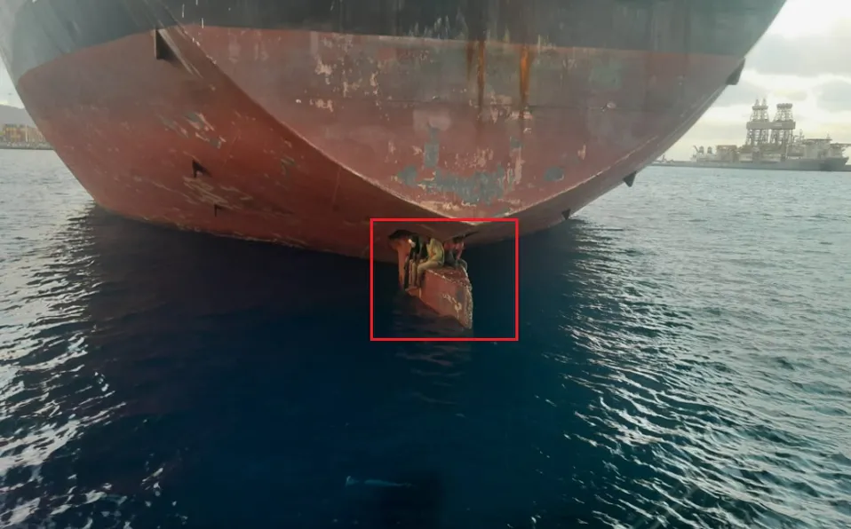 Tres migrantes viajaron por 11 días en la pala del timón de un barco petrolero para llegar a España