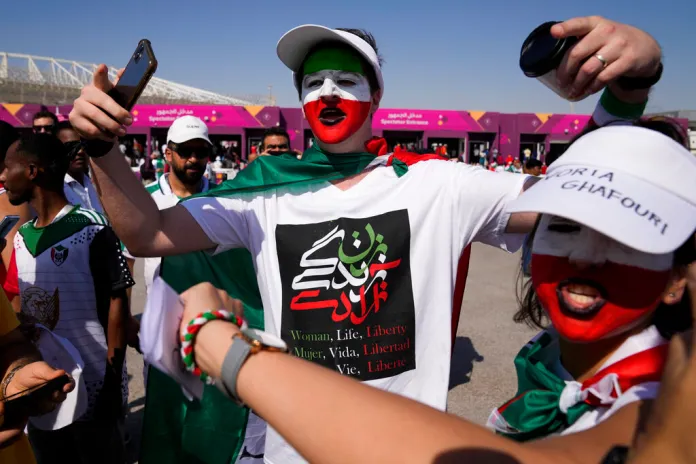 Irán habría amenazado a familiares de futbolistas tras no cantar su himno en Qatar