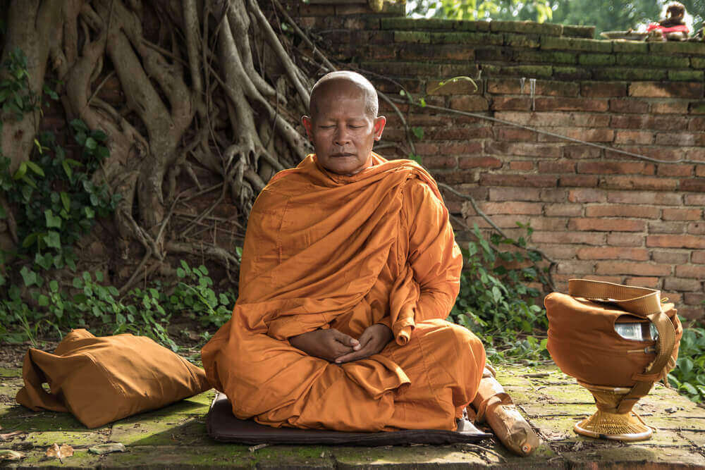 Monjes dan positivo a metanfetaminas y templo en Tailandia se queda solo