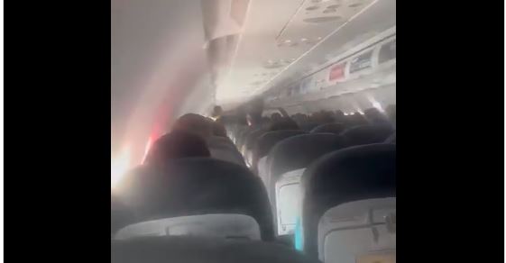 ¡Pánico en las alturas! Usuarios acusan falta de oxígeno en avión de Viva Aerobus #VIDEOS