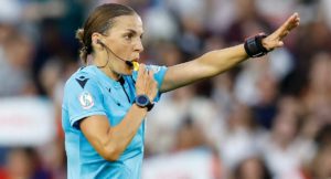 Stéphanie Frappart será la primera mujer árbitro en dirigir un partido del Mundial