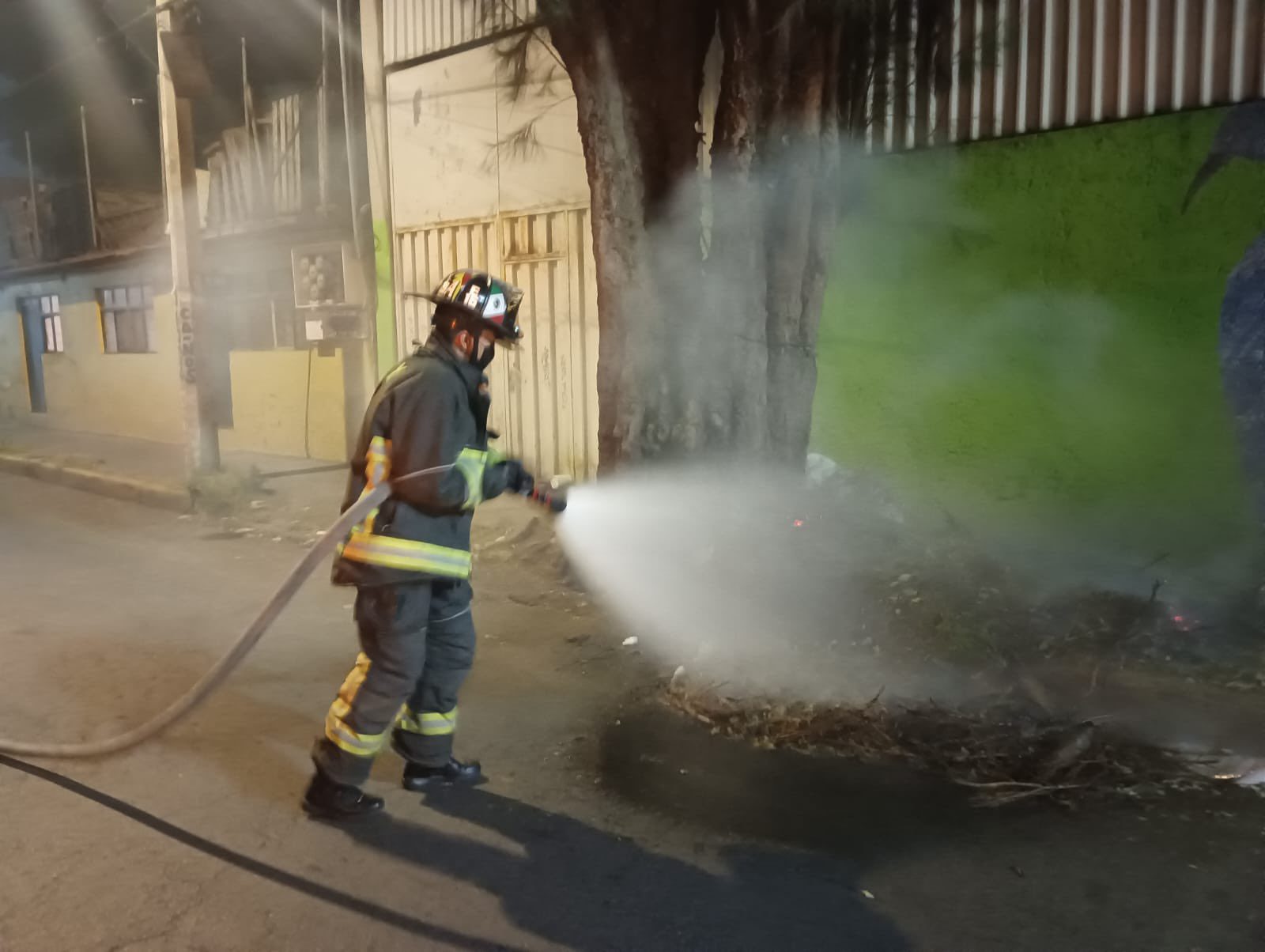 Advierten de bomberos “patito” en CDMX que piden dinero para gestionar apoyos
