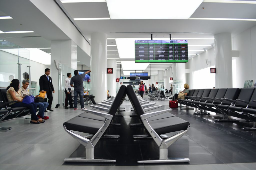 AICM reporta caída de plafón en sala 75 de Terminal 2
