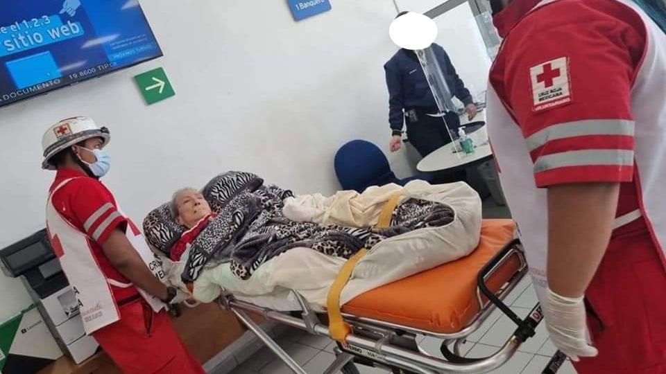 Abuelita tiene que ir en ambulancia al banco para cobrar su pensión
