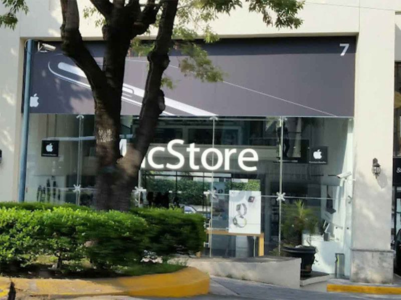 Asaltan tienda MacStore Altavista; delincuentes encerraron a empleados
