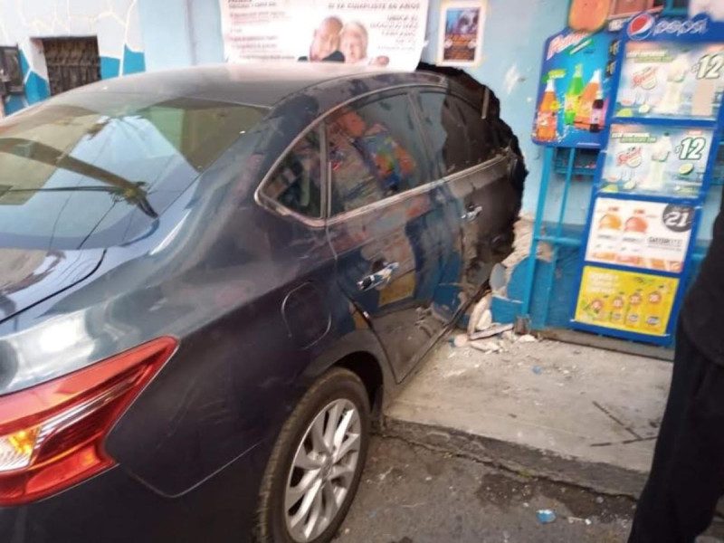 Auto sin frenos termina dentro de tienda en Pachuca, Hidalgo