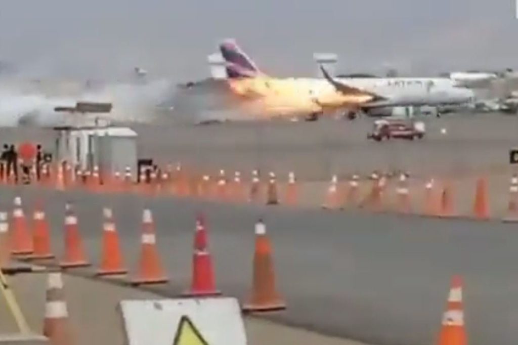 Avión se incendia tras chocar contra un camión de bomberos en Perú