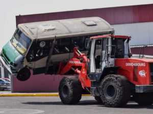 CDMX destruye microbuses para dar paso al Trolebús Elevado #VIDEO