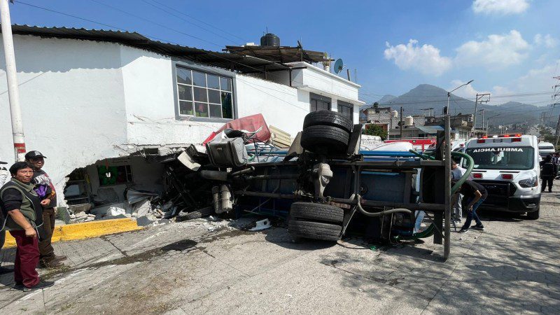 Choque de un pipa y una combi en Tultitlán