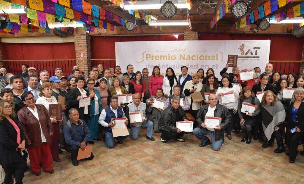 Dan premio a 250 servidores públicos por 50 años de trayectoria en Tlalpan