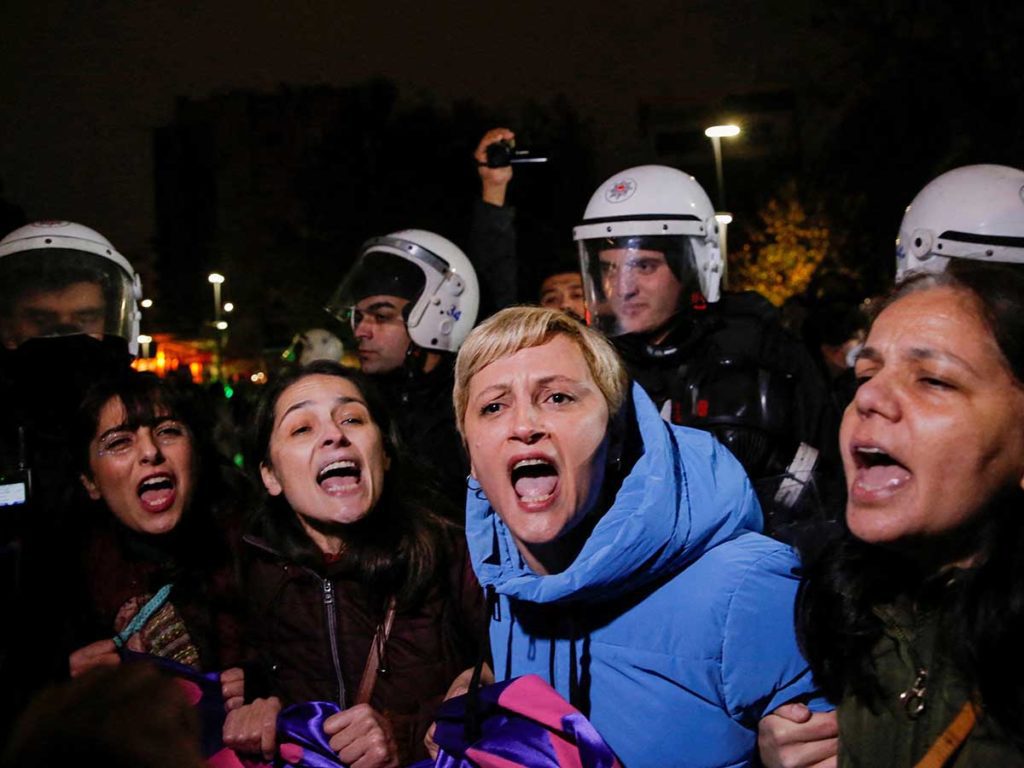 Detienen a decenas de mujeres en protesta feminista de Turquía