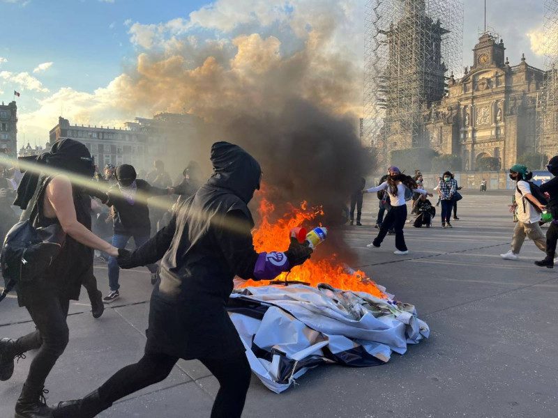 Encapuchadas lanzan bombas molotov en el Zócalo durante la marcha del 25N en la CDMX
