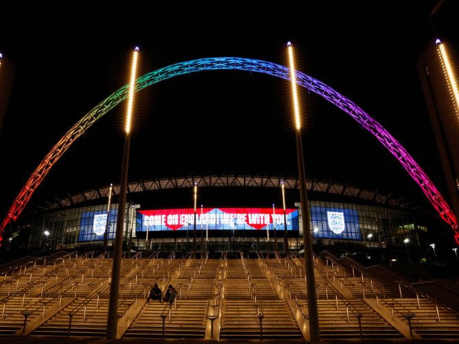 Estadio de Wembley se viste de colores en apoyo a la comunidad LGBT+