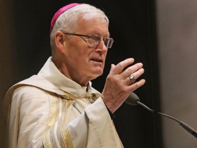 Exarzobispo francés confiesa gestos inapropiados hacia una joven