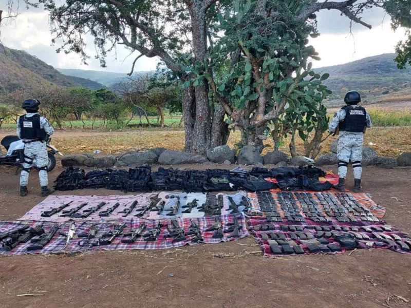 Guardia Nacional asegura granadas, armas largas y autos en Michoacán