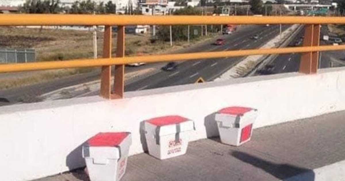 Hallan hieleras con vísceras en un puente de Querétaro