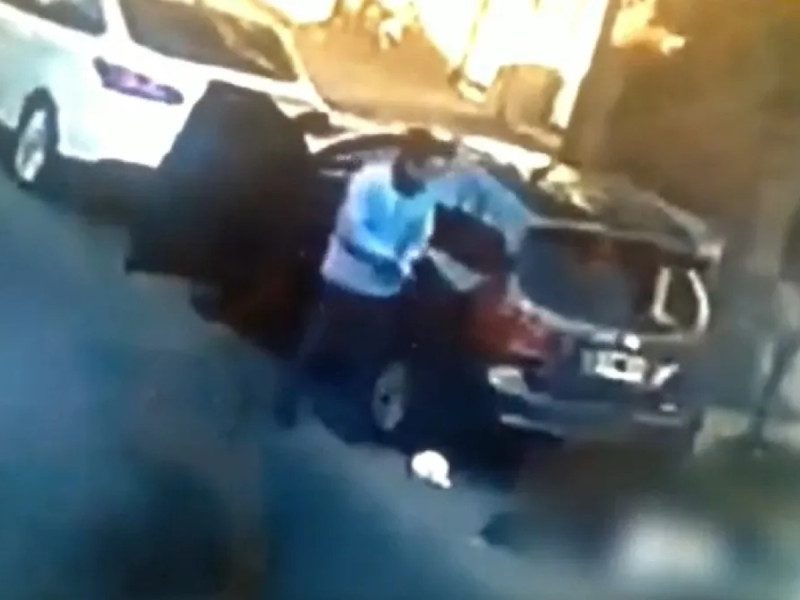 Iba a robar con una pistola de juguete, pero le disparan con una real