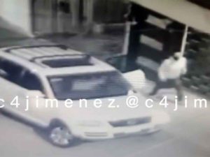 Ladrones en camioneta intentan robar una casa en Naucalpan #VIDEO