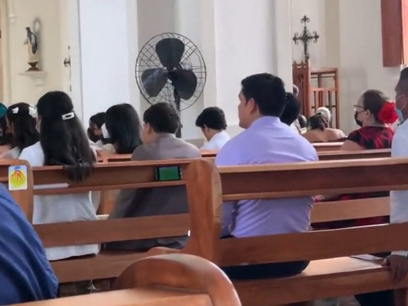 Lo atrapan viendo el mundial en plena misa