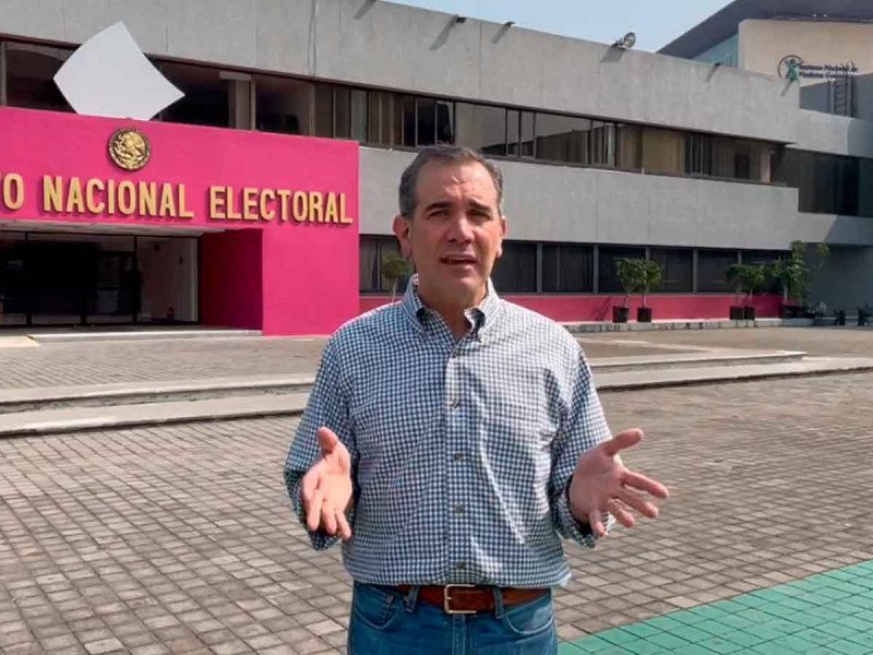 Lorenzo Córdova llama a fortalecer la democracia