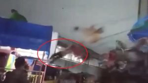 ¡De terror! Niño sale proyectado de un juego mecánico en Filipinas y se impacta contra un poste de acero #VIDEO