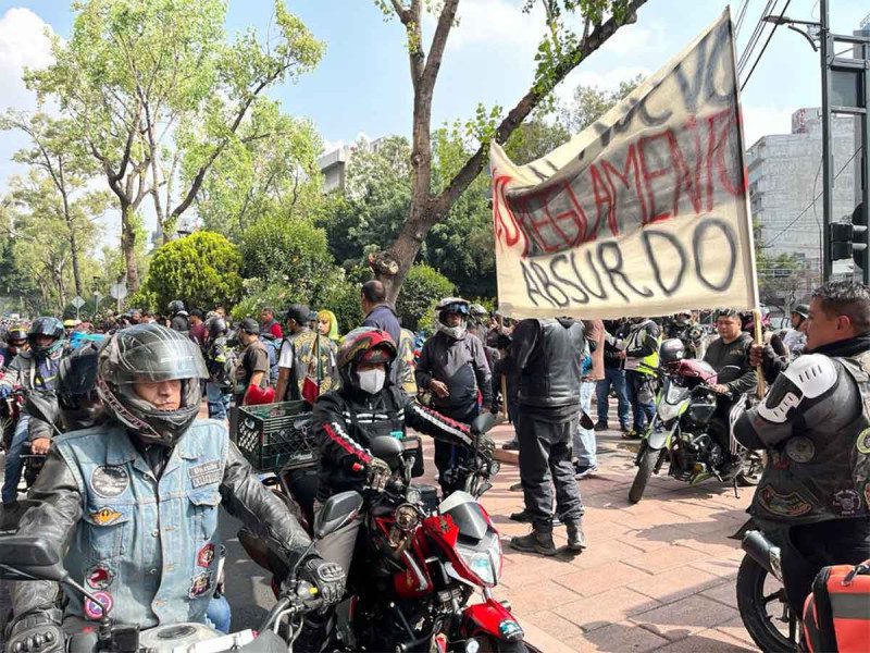 Motociclistas bloquean Insurgentes y Eje 2 Sur