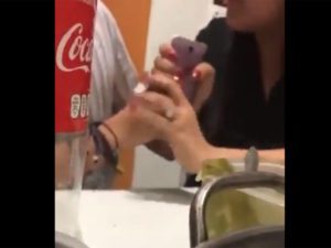 ¡La tóxica! Destroza el celular de su pareja por no darle la contraseña #VIDEO