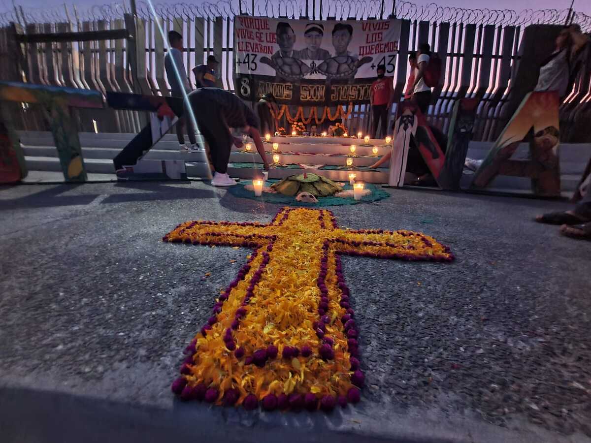 Normalistas de Ayotzinapa colocan ofrenda en Palacio de Gobierno de Chilpancingo