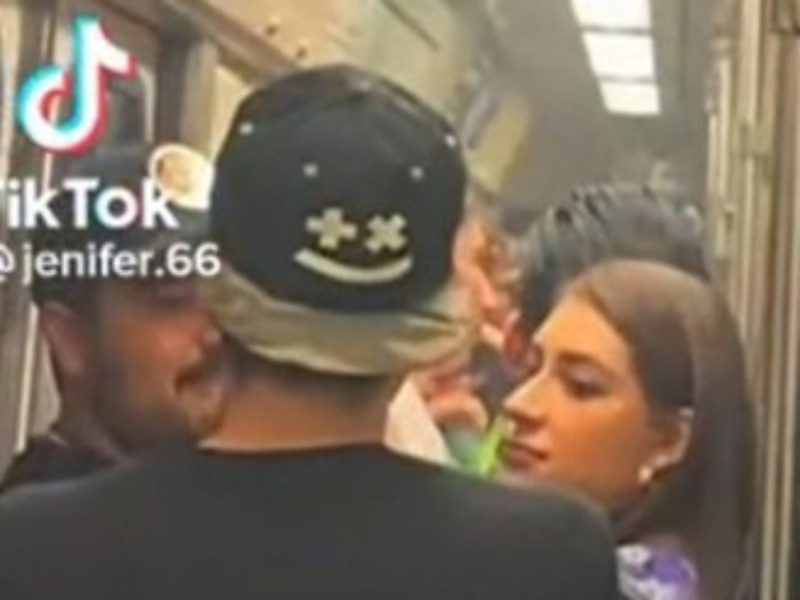 Pasajero fuma mariguana en el vagón del Metro