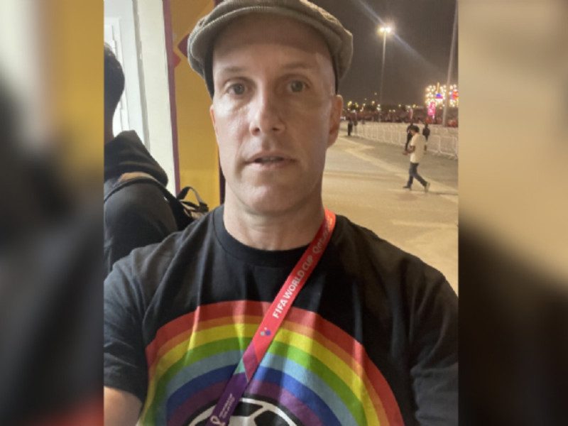 Periodista detenido en Qatar por usar una playera con arcoíris