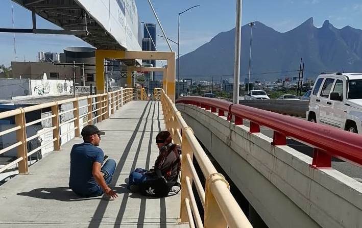 Policía de Monterrey evita el suicidio de una joven en un puente peatonal
