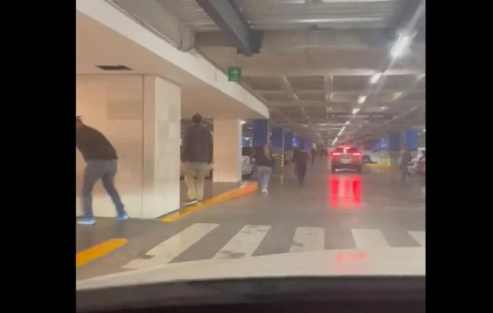 Policías detienen a presunto ladrón en centro comercial Mítikah